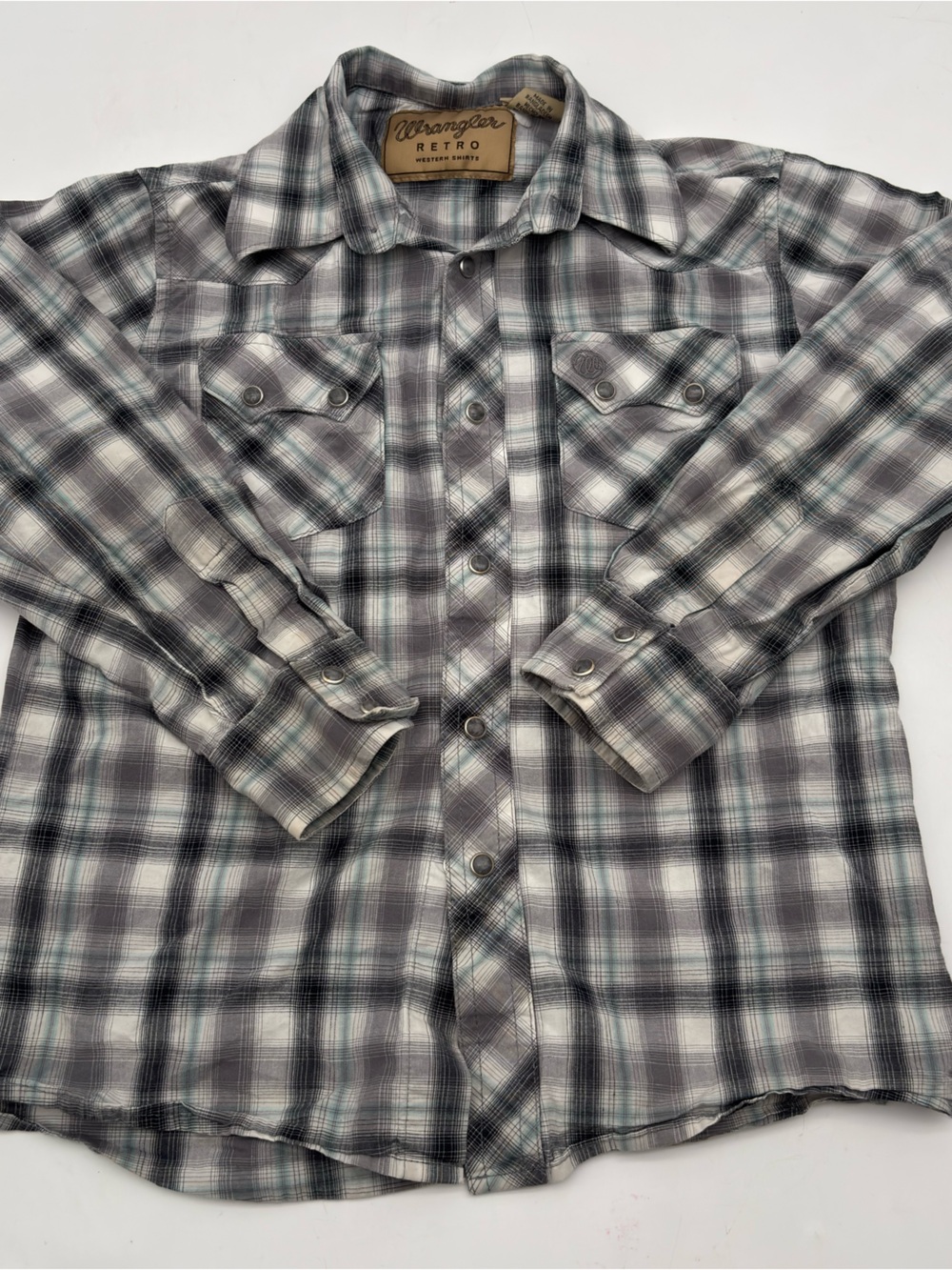 Wrangler RETRO Young Boys size M Blue,Gray and White Plaid Button-Down Shirt